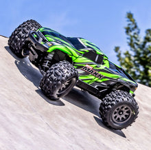 Laden Sie das Bild in den Galerie-Viewer, TRAXXAS Mini MAXX RTR TQ BL-2s Green - USB-C Charger / 2s LiPo (Kopie)