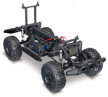 Laden Sie das Bild in den Galerie-Viewer, TRAXXAS TRX-4 Scale & Trail Crawler Land Rover Defender Silver RTR