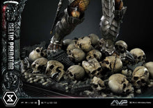 Laden Sie das Bild in den Galerie-Viewer, The Alien vs. Predator Museum Masterline Series Statue 1/3 Celtic Predator Bonus Ver. 95 cm