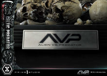 Laden Sie das Bild in den Galerie-Viewer, The Alien vs. Predator Museum Masterline Series Statue 1/3 Celtic Predator Bonus Ver. 95 cm