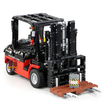 Laden Sie das Bild in den Galerie-Viewer, Mould King 13106 - RC Gabelstapler
