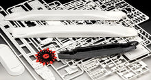 Laden Sie das Bild in den Galerie-Viewer, Revell 05727 - Geschenk-Set R.M.S. Titanic
