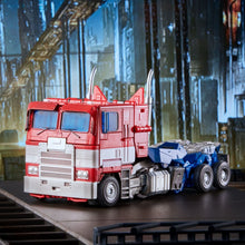 Laden Sie das Bild in den Galerie-Viewer, Transformers: Bumblebee Masterpiece Movie Series Actionfigur MPM-12 Optimus Prime 28 cm
