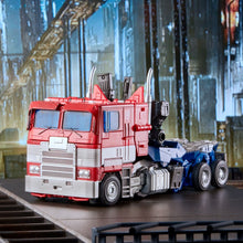 Laden Sie das Bild in den Galerie-Viewer, Transformers: Bumblebee Masterpiece Movie Series Actionfigur MPM-12 Optimus Prime 28 cm
